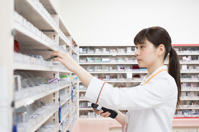 working-pharmacist-woman.png
